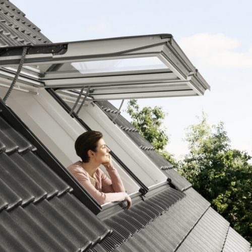 Ouverture d'un seul geste des fenêtres, stores et volets VELUX INTEGRA®